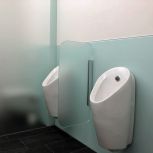 Pissoir Trennwände mit Glasrückwand