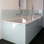 Badewanne mit Glasverkleidung inkl. Glasrückwand